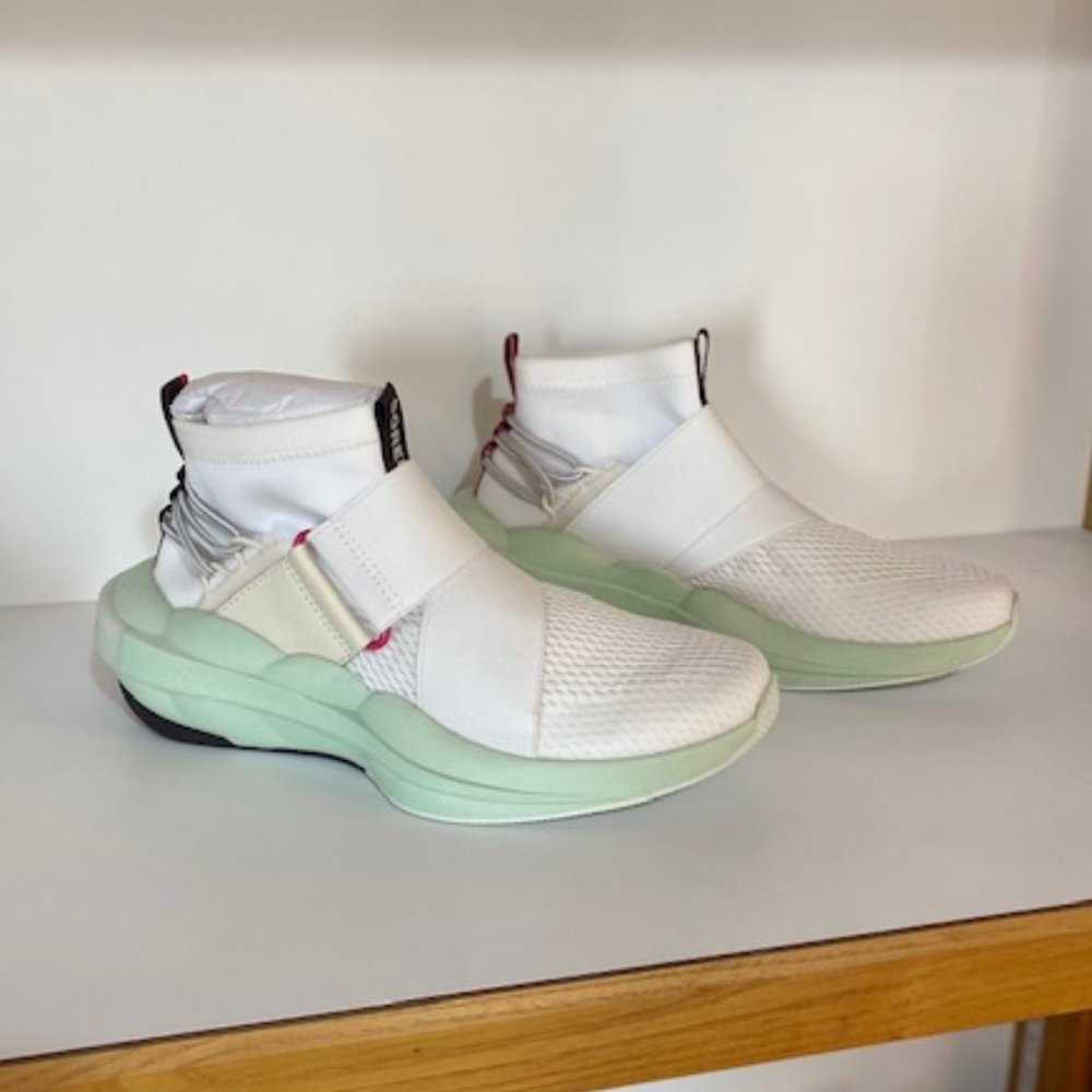 WOMEN'S EXPLORER™ DEFY MID SNEAKER - WHITE